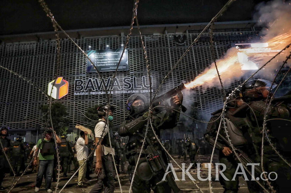 FOTO Aksi Anarkis Massa Demonstran di Kawasan Bawaslu