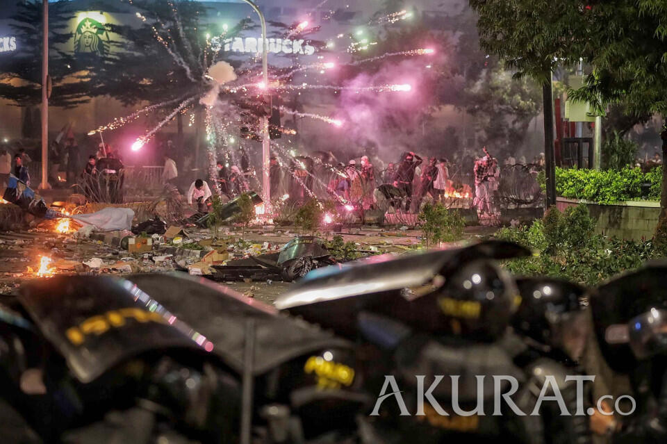 FOTO Aksi Anarkis Massa Demonstran di Kawasan Bawaslu