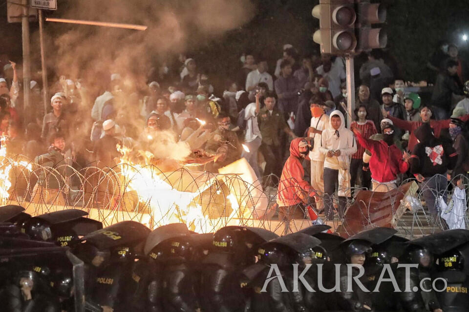 Besuk Korban Aksi 22 Mei, Prabowo Genggam Tangan Pendemo yang Terkapar