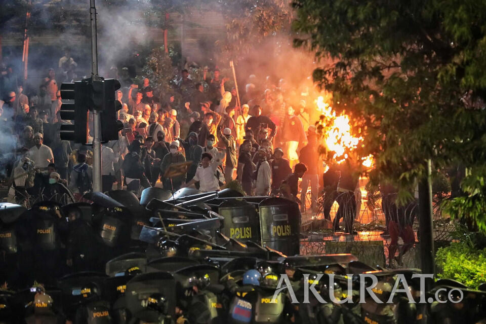 Besuk Korban Aksi 22 Mei, Prabowo Genggam Tangan Pendemo yang Terkapar