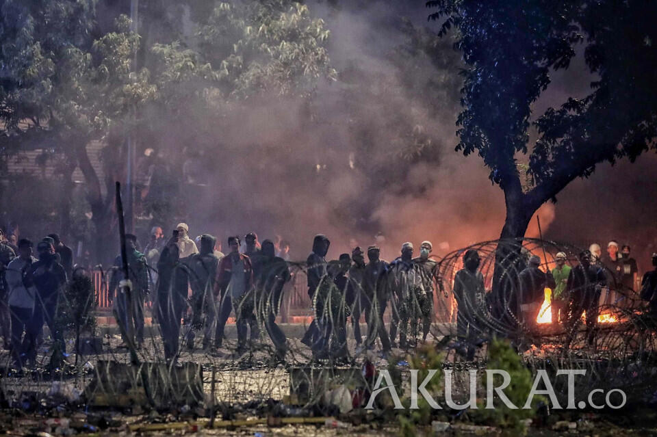 FOTO Aksi Anarkis Massa Demonstran di Kawasan Bawaslu