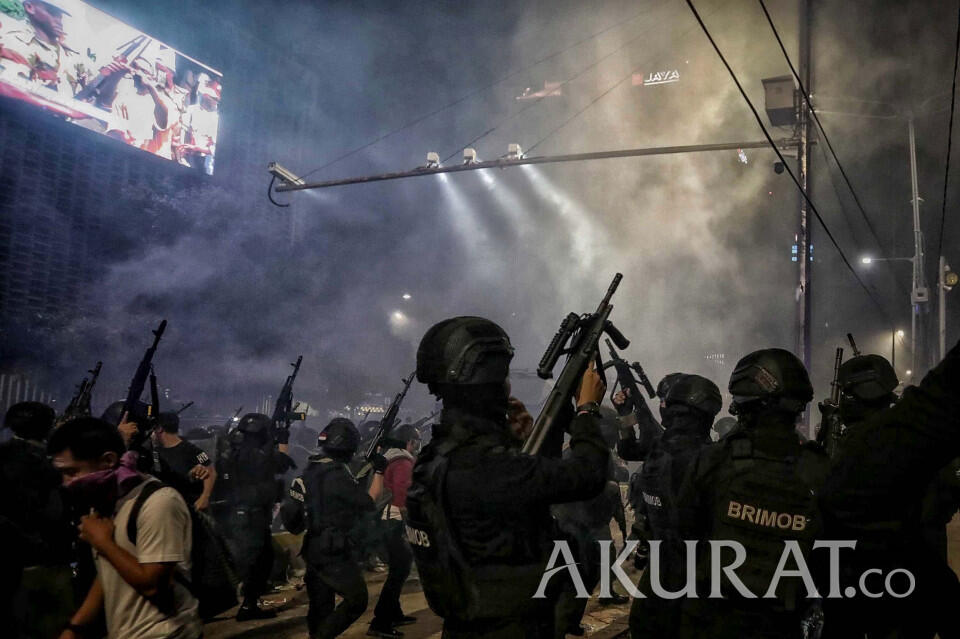 FOTO Aksi Anarkis Massa Demonstran di Kawasan Bawaslu
