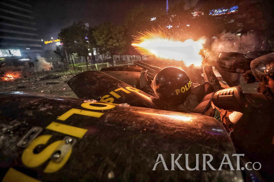 FOTO Aksi Anarkis Massa Demonstran di Kawasan Bawaslu