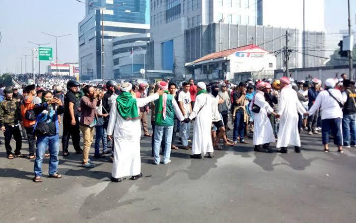Hebat !! FPI Bela Polisi Menghalau Massa Yang Rusuh..