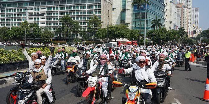 Hebat !! FPI Bela Polisi Menghalau Massa Yang Rusuh..