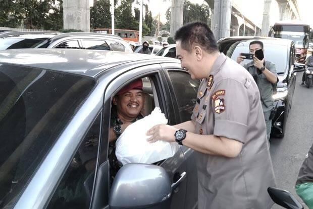 Isi Ramadhan, Jurnalis Trunojoyo dan Kadiv Humas Polri Bagikan Takjil
