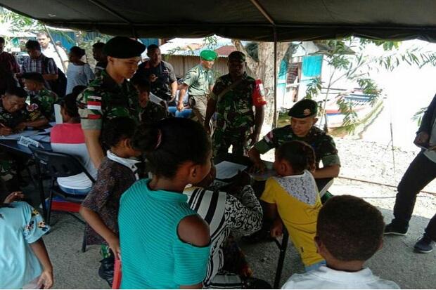 Satgas Yonif 328/DGH Berikan Pengobatan Gratis Bagi Korban Banjir Sentani