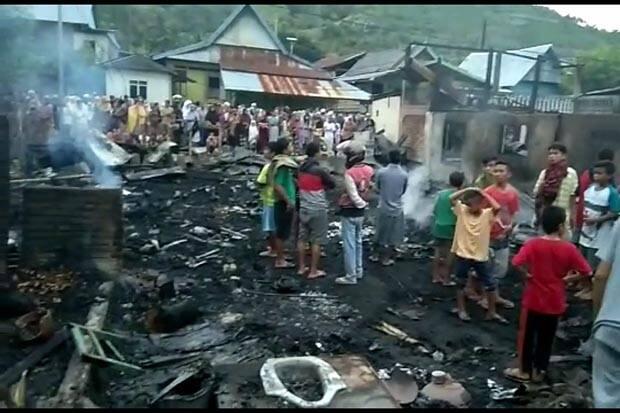 Damkar Telat Datang dan Kehabisan Air, 4 Rumah di Permukiman Padat Ludes Terbakar