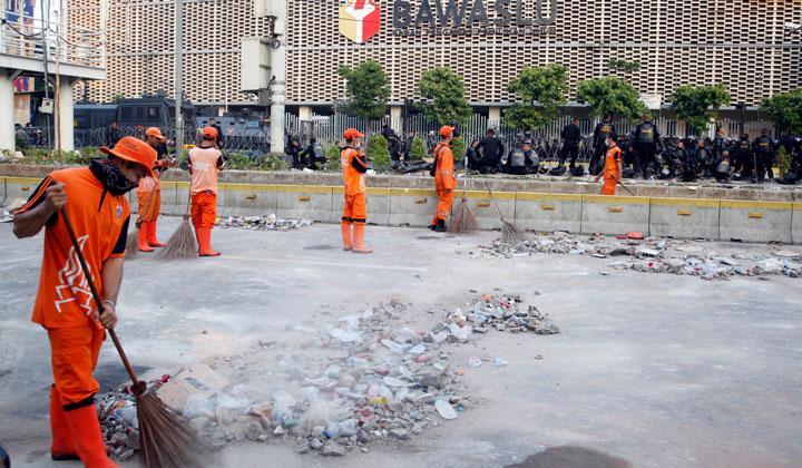 Pasca Kerusuhan 22 Mei, Petugas PPSU Kumpulkan Batu 87 Karung