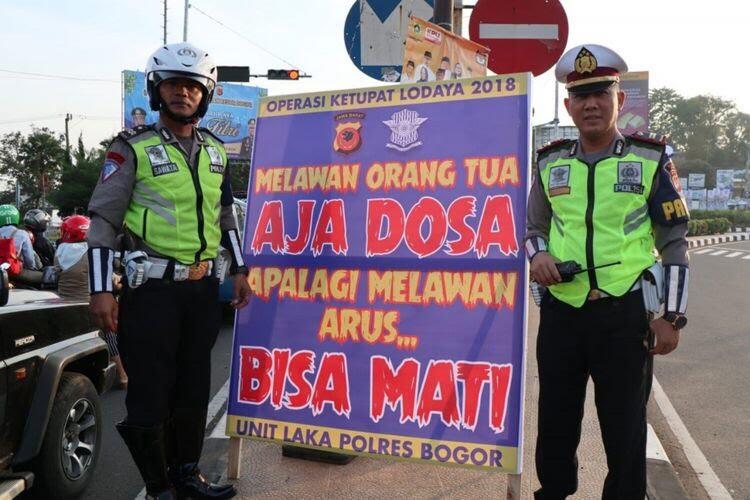 10 Himbauan Unik dari Kepolisian dan Warga di Jalan Raya yang Bikin Ngakak