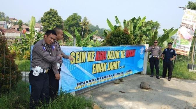 10 Himbauan Unik dari Kepolisian dan Warga di Jalan Raya yang Bikin Ngakak