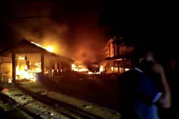 Bentrok Warga di Terminal Expo, 3 Angkot dan 1 Sepeda Motor Dibakar