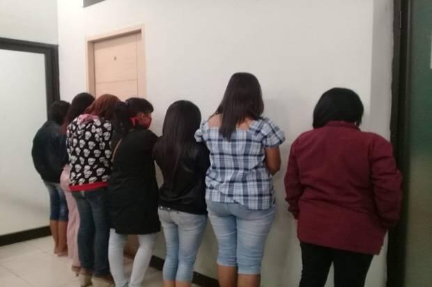 Terjaring Razia, 7 PSK dan Ratusan Botol Miras Diamankan