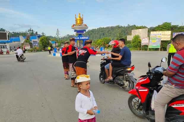 Ramadhan, Umat Hindu Bagi-bagi Takjil di Raja Ampat