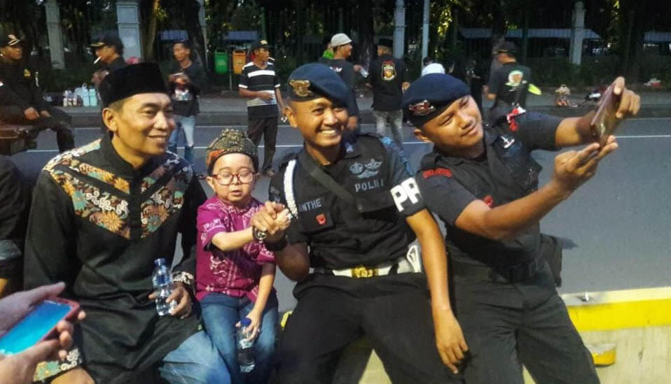 Dukung TNI-Polri, Para Seleb Turun Jalan Turun Ke Lapangan