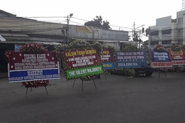 Karangan Bunga Apresiasi Polisi Penuhi Asrama Brimob Petamburan