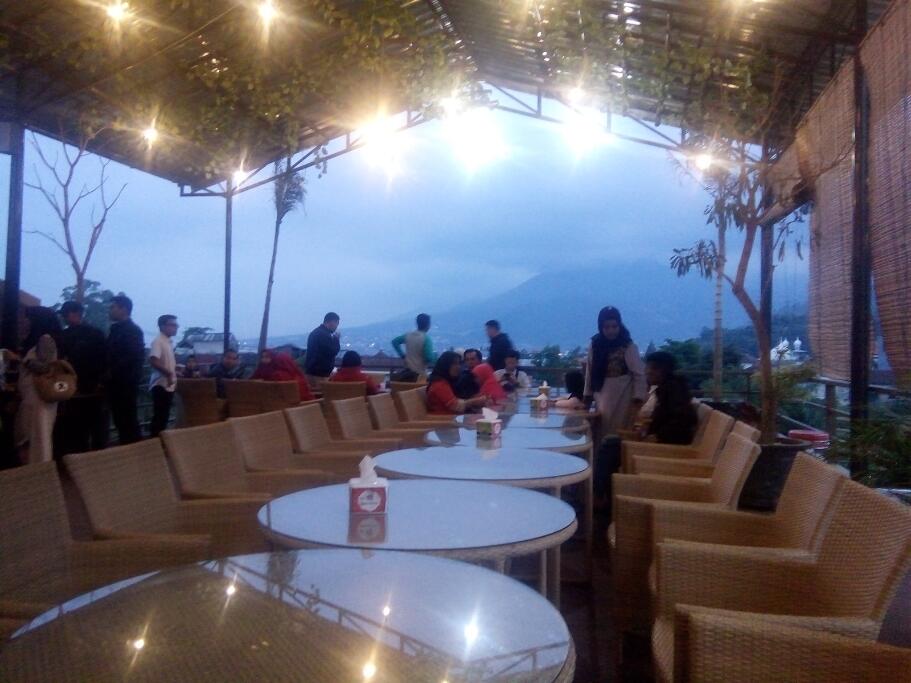 &#91;COC Travellers&#93; Bata Merah Mempesona #TempatBukaPuasa