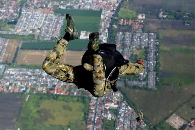 Satuan Elit Komando Pasukan Katak Berlatih Penyusupan Lewat Udara