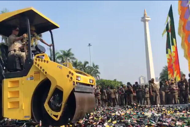 Anies Giling 18.174 Botol Miras Hasil Operasi di Lima Wilayah Jakarta