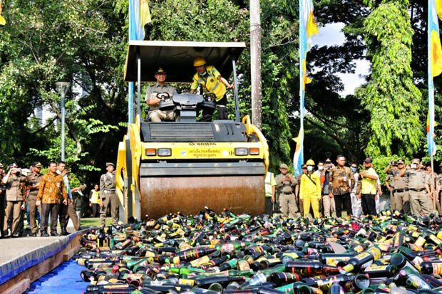 Anies soal Miras: Satpol PP Tugasnya Razia, Masyarakat Tugasnya Kurangi Permintaan
