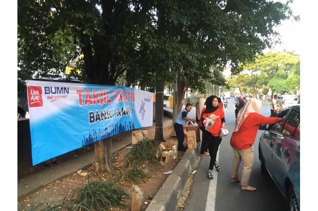 Berbagi Kebahagiaan, Bank Mandiri Bagikan Ratusan Takjil di Jakarta Barat