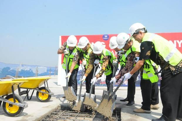 Diamondland Topping Off Hunian Modern Apple Residence