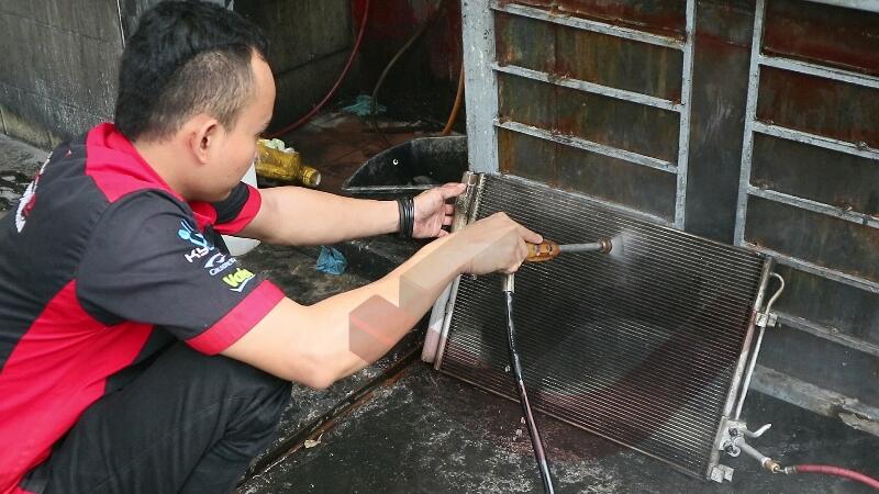 Peran Debu dan Kerikil dalam Kondensor AC Mobil Bocor