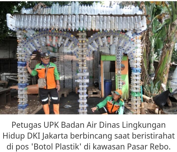 Sampah Plastik Menunjukkan Aksinya Di Bantaran Sungai Pasar Rebo