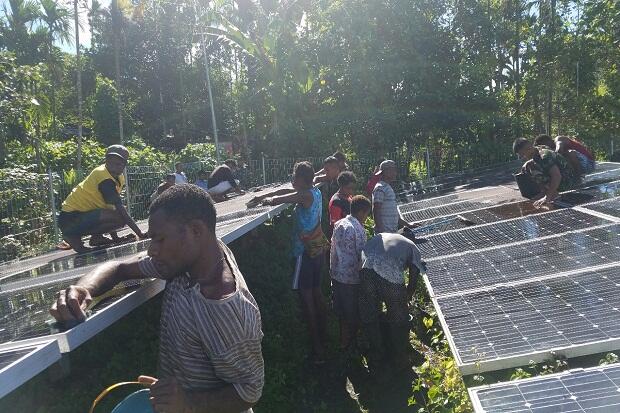 Perbaiki PLTS yang Rusak di Banda, Satgas Yonif 126 Terangi 107 KK