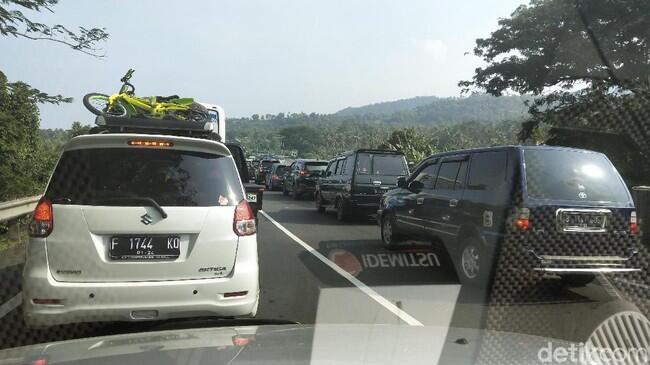H-6 Lebaran: Gerbang Tol Merak Macet Parah, Pemudik Stuck 2 Jam