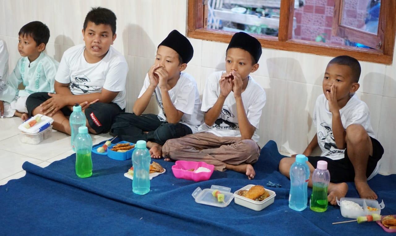 Bukber Genpi Cianjur di Saung Baca Mang Yadi Bersama Anak Yatim