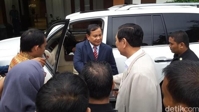 Ruhut Ungkap Prabowo Telepon Luhut Siang Tadi, Cerita Kurang Sehat di LN