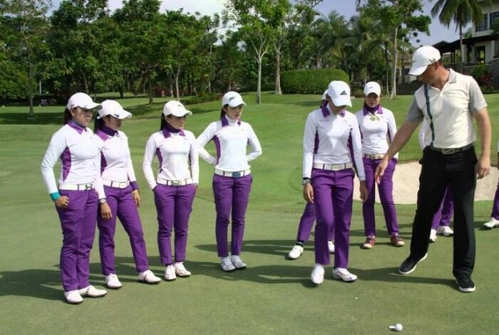 Caddy Sebenarnya Pakai Baju Berlapis, yang Sexy itu lagi ikutan Event