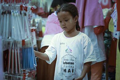 Viral, Anak Yatim Belanja Baju Lebaran di Mal Buat Karyawan Sampai Menangis