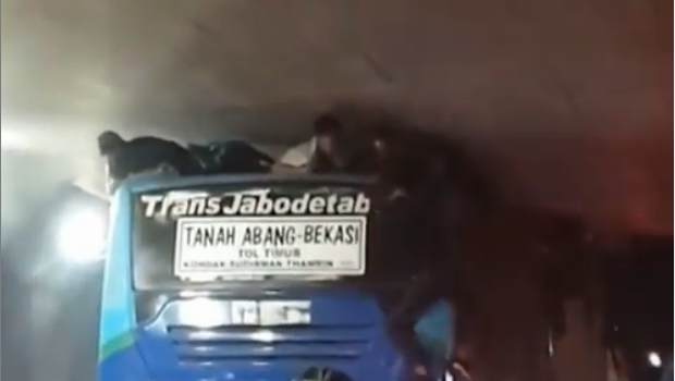 Viral Gerombolan Bocah Terjepit karena Naik di Atas Bus TransJabodetabek