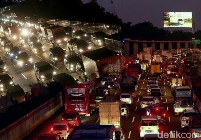 Tol JORR dari Ragunan ke Pondok Pinang Macet 3 Km