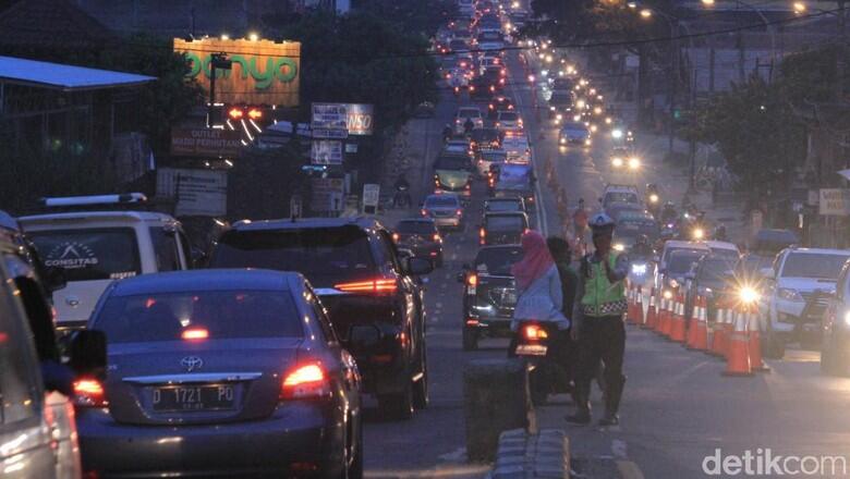 Jalur Nagreg Macet, Polres Bandung Lakukan Contraflow dan One Way