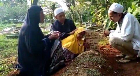 Video Putri Korban Kerusuhan 22 Mei Menangis di Makam Ayahnya Dapat Simpati