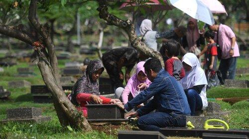 Pengubur Jenazah: antara Kerja Sukarela dan Tudingan Calo Doa