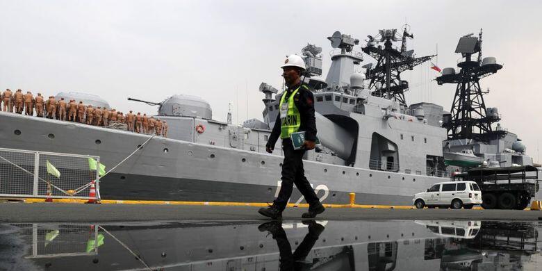 Hampir Tabrakan, Rusia Tuduh Kapal Perang AS Lakukan "Manuver Berbahaya"