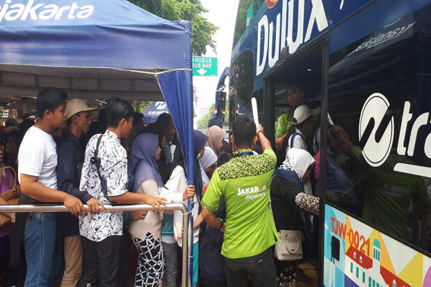 Libur Tarakhir Lebaran, Warga Jakarta Antre Jajal Bus Tingkat Transjakarta