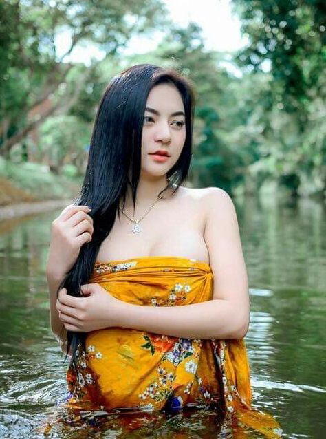 Cewek mandi. Kemben. Kembem Melorota. Gadis Desa hot. Foto cewek pakai Batik.