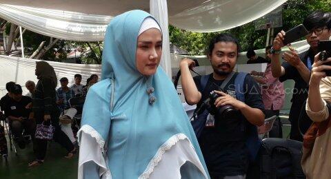Curhat Berat Badan Naik, Gaya Hijab Mulan Jameela Bikin Salfok