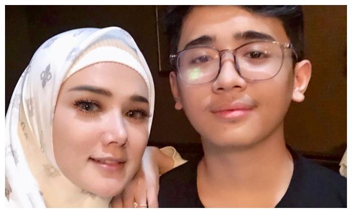 Curhat Berat Badan Naik, Gaya Hijab Mulan Jameela Bikin Salfok
