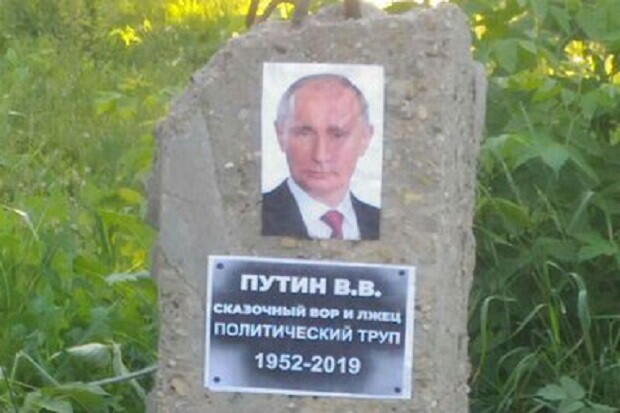 Ledek Kremlin, Aktivis Rusia Buat Batu Nisan Presiden Putin