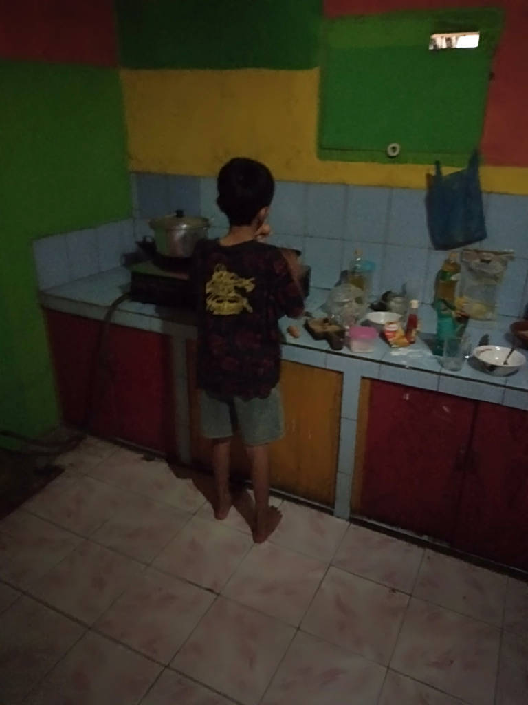 Ditinggal Reuni Dua Bocah Kecil Ini Latihan Masak Di Rumah Bagaimana Pendapat Agan?