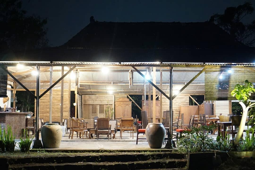 recomended tempat nongki di jakal utara