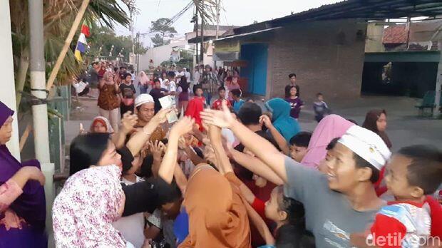 Berebut Kupat Jembut, Tradisi Unik Syawalan di Semarang