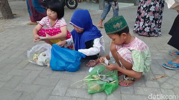 Berebut Kupat Jembut, Tradisi Unik Syawalan di Semarang