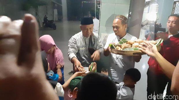 Berebut Kupat Jembut, Tradisi Unik Syawalan di Semarang